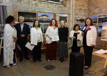 Sibel Tatar, “Yakın Manzaralar-Uzak Diyarlar” resim sergisinin açılışına katıldı