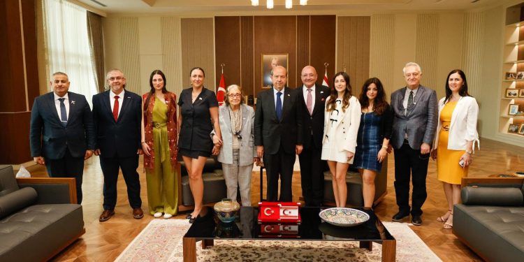 Tatar, Yazar Gülten Dayıoğlu’nu kabul etti