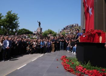 Manisa Belediye Başkanı Zeyrek için belediye önünde veda töreni düzenlendi