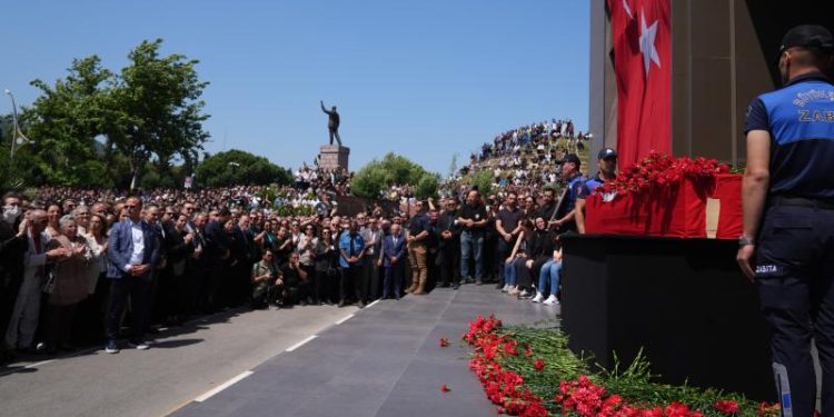 Manisa Belediye Başkanı Zeyrek için belediye önünde veda töreni düzenlendi