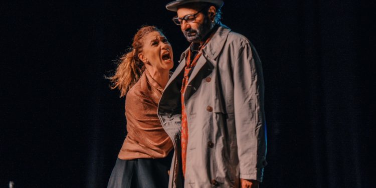 Kıbrıs Tiyatro Festivali kapsamında “Aşk Biter mi?” oyunu KÜKOM’da sahnelendi