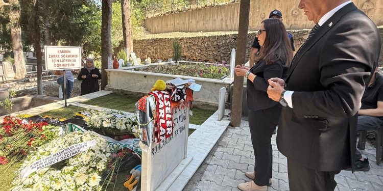 Özçınar, Ferdi Zeyrek’in kabrini ziyaret etti