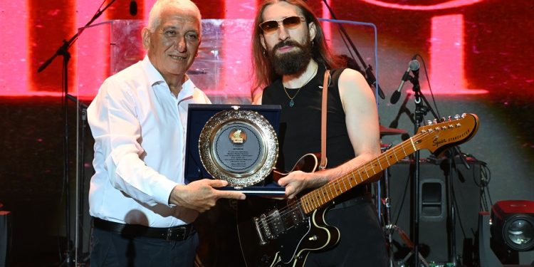 Emre Fel Güzelyurt Portakal Festivali’nde konser verdi