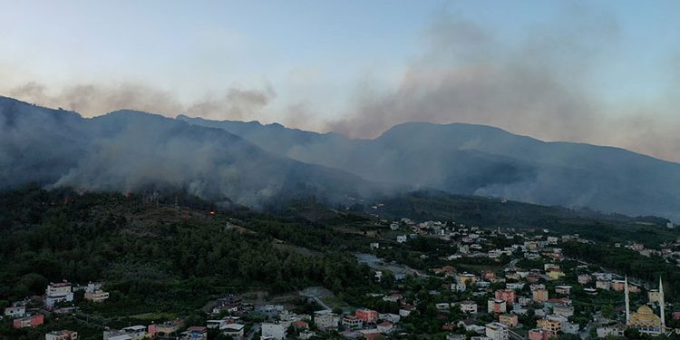 Hatay Dörtyol’da dün çıkan orman yangınına müdahale sürüyor