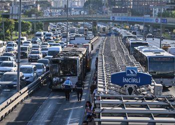 Bakırköy’de metrobüste yangın