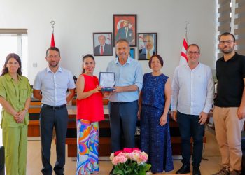 Muratpaşa Belediyesi heyeti Gazimağusa Belediye Başkanı Uluçay’ı ziyaret etti