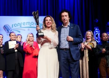 Bahar Gökhan’a İstanbul’da “En İyi Kadın Sanatçı” ödülü…