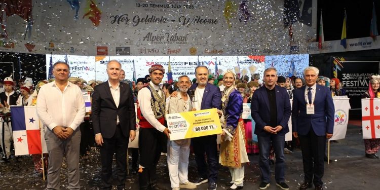 Akdoğan Gençlik Merkezi Halk Dansları Topluluğu uluslararası halk dansları yarışmasında birinci geldi