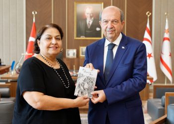 Neriman Saygılı “Bir Arpalık Yer” adlı kitabı Cumhurbaşkanı Tatar’a takdim etti