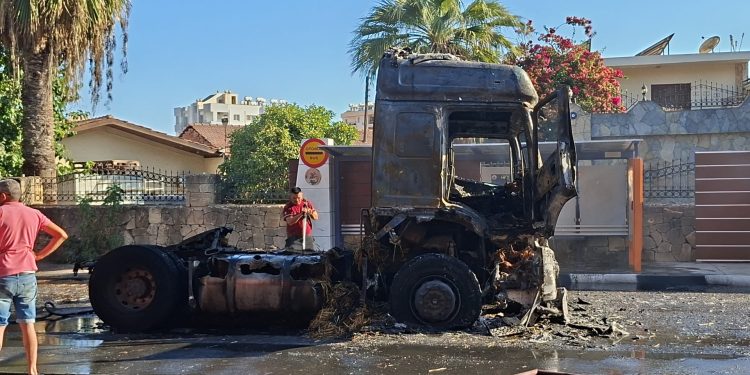 Balya yüklü tır alev aldı