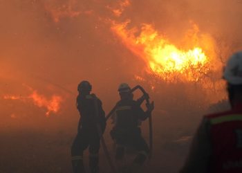 Çeşme’de orman yangını: İzmir-Çeşme kara yolu ulaşıma kapatıldı