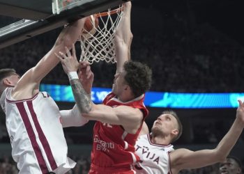 12 Dev Adam, Avrupa Basketbol Şampiyonası'na galibiyetle başladı