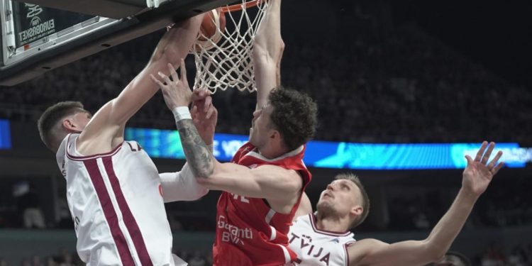 12 Dev Adam, Avrupa Basketbol Şampiyonası'na galibiyetle başladı