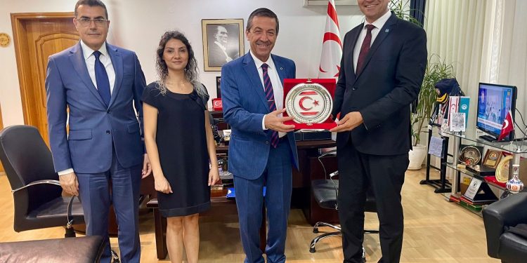 Dışişleri Bakanı Ertuğruloğlu, Dünya Türk Gençler Birliği Genel Başkanı Güzel’i kabul etti