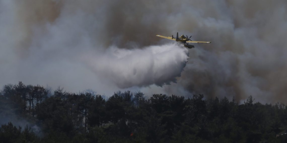 Çanakkale’de çıkan orman yangınına müdahale ediliyor