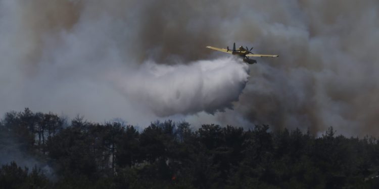 Çanakkale’de çıkan orman yangınına müdahale ediliyor