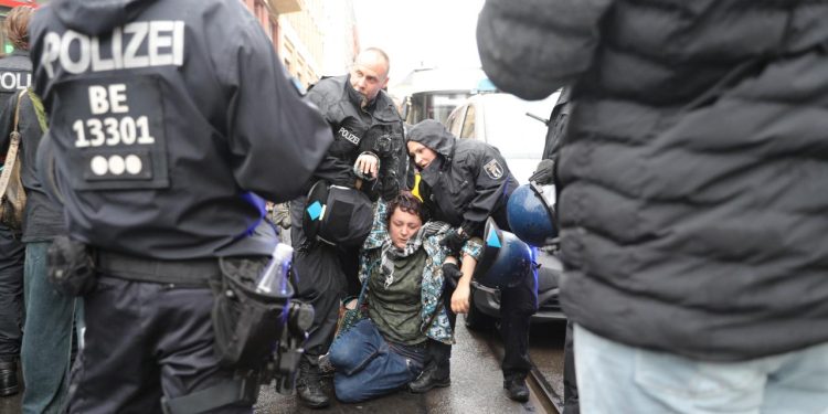 Almanya'da polisten Filistin'e destek eylemine katılanlara sert müdahalede