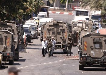 Katil İsrail ordusu Batı Şeria'nın El Halil ile Ramallah kentlerine eş zamanlı baskınlar düzenledi