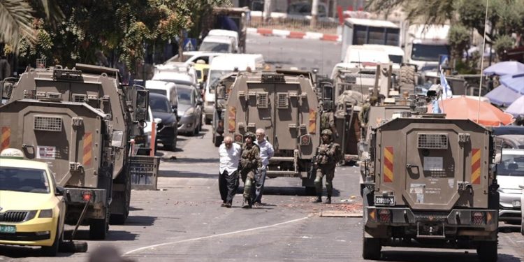 Katil İsrail ordusu Batı Şeria'nın El Halil ile Ramallah kentlerine eş zamanlı baskınlar düzenledi