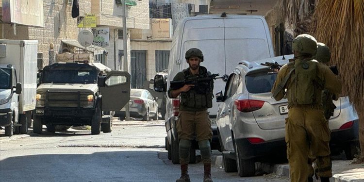İsrail askerleri, Batı Şeria'daki bazı okullara baskın düzenleyerek öğretmenleri darbetti