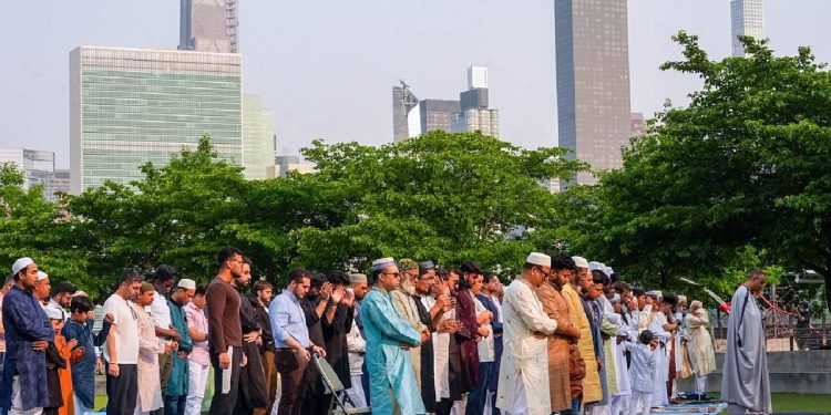 Kanada eyaletinden sokakta dua etmeyi ve namaz kılmayı yasaklama planı