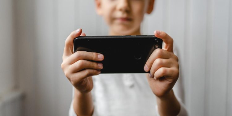 13 yaşından önce akıllı telefon kullanmak ruh sağlığını geriletiyor