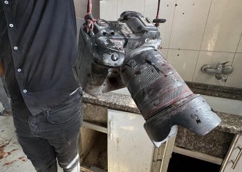 Soykırımcı İsrail hastaneye saldırdı: 5'i gazeteci en az 15 kişi öldü