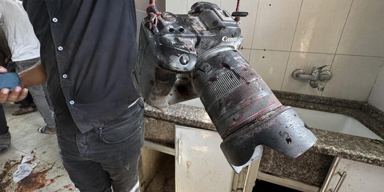 Soykırımcı İsrail hastaneye saldırdı: 5'i gazeteci en az 15 kişi öldü