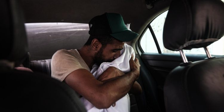 Katil İsrail'in Gazze'ye sabah saatlerinde düzenlediği saldırılarda 33 Filistinli yaşamını yitirdi