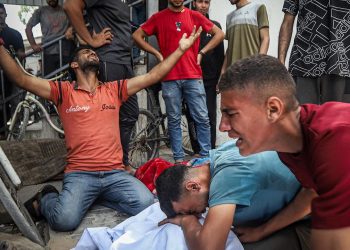 Soykırımcı İsrail'in Gazze Şeridi'ne düzenlediği saldırılarda 12 Filistinli hayatını kaybetti