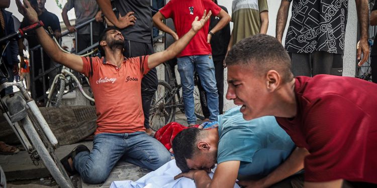 Soykırımcı İsrail'in Gazze Şeridi'ne düzenlediği saldırılarda 12 Filistinli hayatını kaybetti