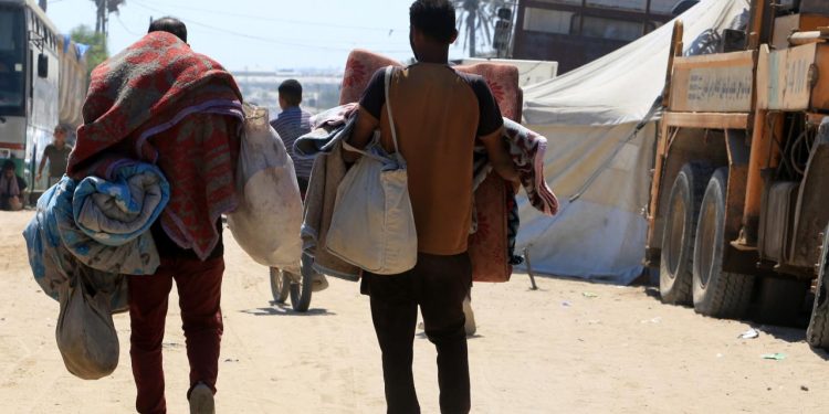 Gazze'nin kuzeyindeki Filistinliler, soykırımcı İsrail'in saldırıları altında bir kez daha göçe zorlanıyor