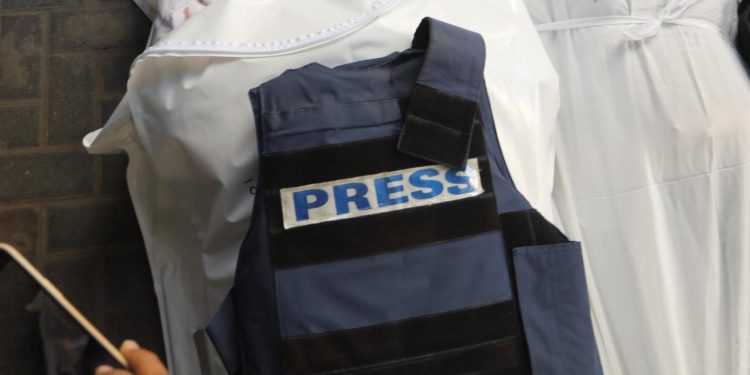 Katil İsrail Gazze'de bir gazeteciyi daha öldürdü