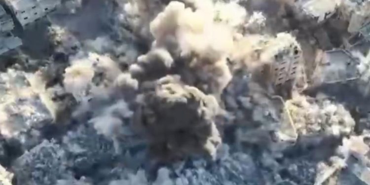 Soykırımcı İsrail, Gazze'de patlayıcı robotlarla sivil binaları havaya uçuruyor