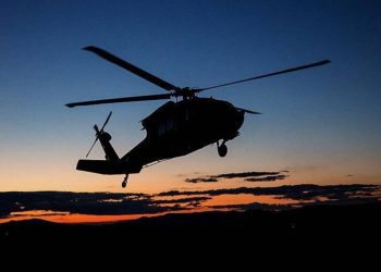 İngiltere'nin Wight Adası'nda bir helikopter tarlaya düştü