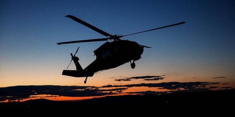 İngiltere'nin Wight Adası'nda bir helikopter tarlaya düştü