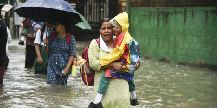 Cammu Keşmir'de şiddetli yağışların yol açtığı afetlerde 30 kişi yaşamını yitirdi