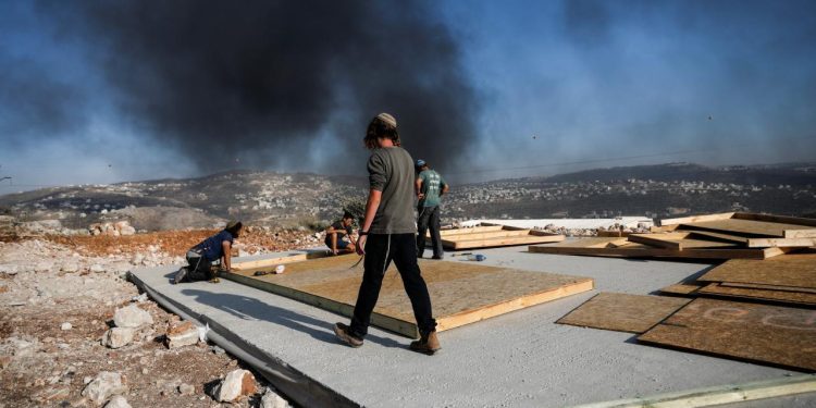 Filistin topraklarını gasbeden İsrailliler, Batı Şeria'da yeni bir kaçak yerleşim yeri inşa etti