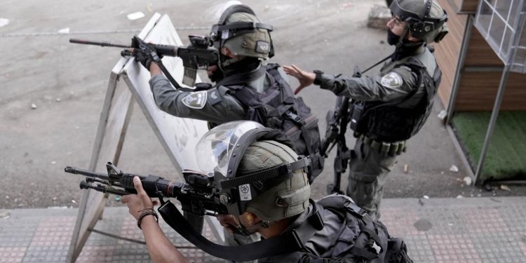 Katil İsrail'in işgal planı yaptığı Gazze'nin yakınlarında 7 İsrail askeri yaralandı