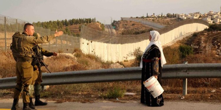 Soykırımcı İsrail, Şam'da sivillere ateş açtı