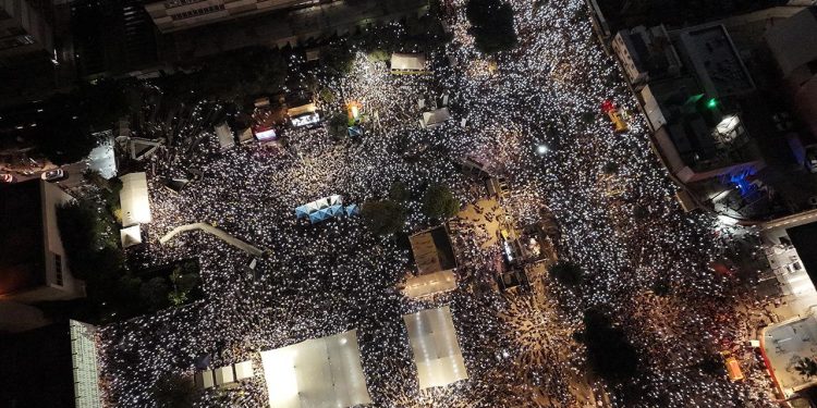 İsrail'de hükümet karşıtı grev ve protestolara 1 milyondan fazla kişi katıldı