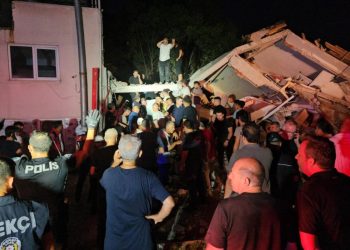 Depremde yıkılan binadaki 4 vatandaş kurtarıldı