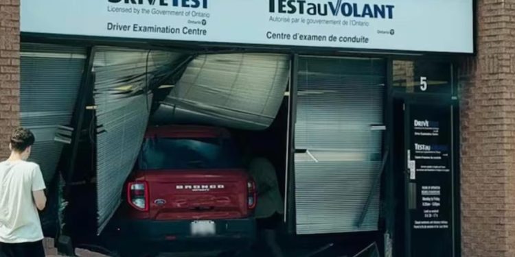 Gazla freni karıştıran sürücü adayı, sürücü kursuna daldı