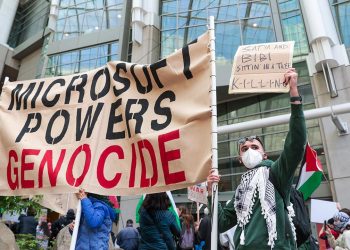 Microsoft'un genel merkezinde toplanan göstericiler, şirketin İsrail ordusuyla iş birliğini protesto etti