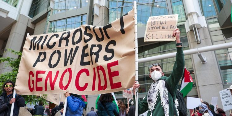 Microsoft'un genel merkezinde toplanan göstericiler, şirketin İsrail ordusuyla iş birliğini protesto etti