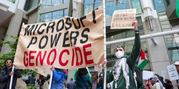 Soykırımcı İsrail'e destek veren Microsoft'a çalışanlarından 'Gazze' eylemi