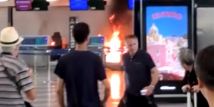 İtalya'nın Malpensa Havalimanı'nda bir yolcu yangın çıkardı