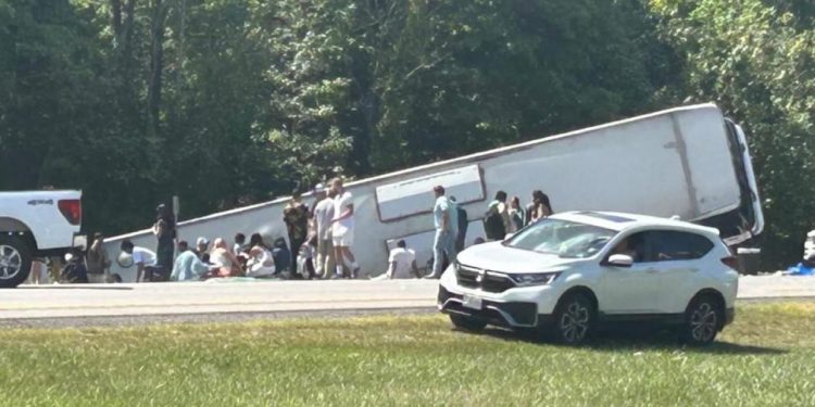 ABD'nin New York eyaletinde yolcu otobüsünün devrilmesi sonucu çok sayıda kişi öldü