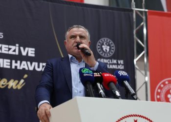 Bakan Bak: Çocuklarımızı bağımlılıktan kurtarmak için spora yönlendirmeliyiz