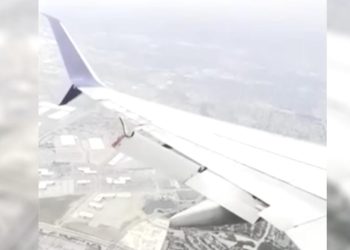 ABD'de uçuş sırasında bir uçağın kanadındaki flap kısmen koptu